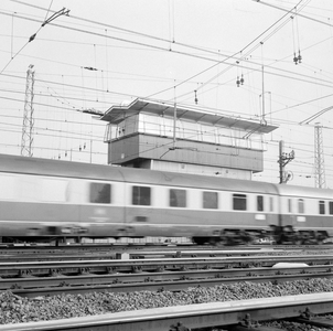 881993 Afbeelding van een internationale trein getrokken door een electrische locomotief uit de serie 1300 van de N.S. ...